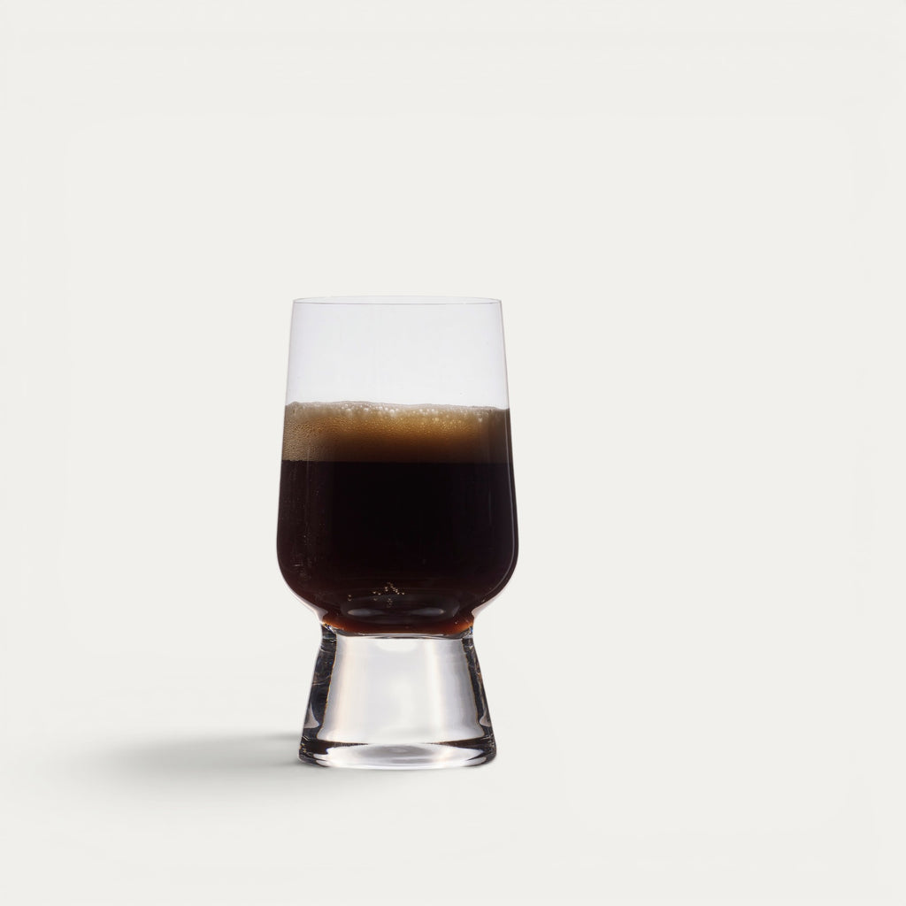 Tastingglas 250 ml, gefüllt mit dunklem Bier