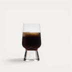 Tastingglas 250 ml, gefüllt mit dunklem Bier