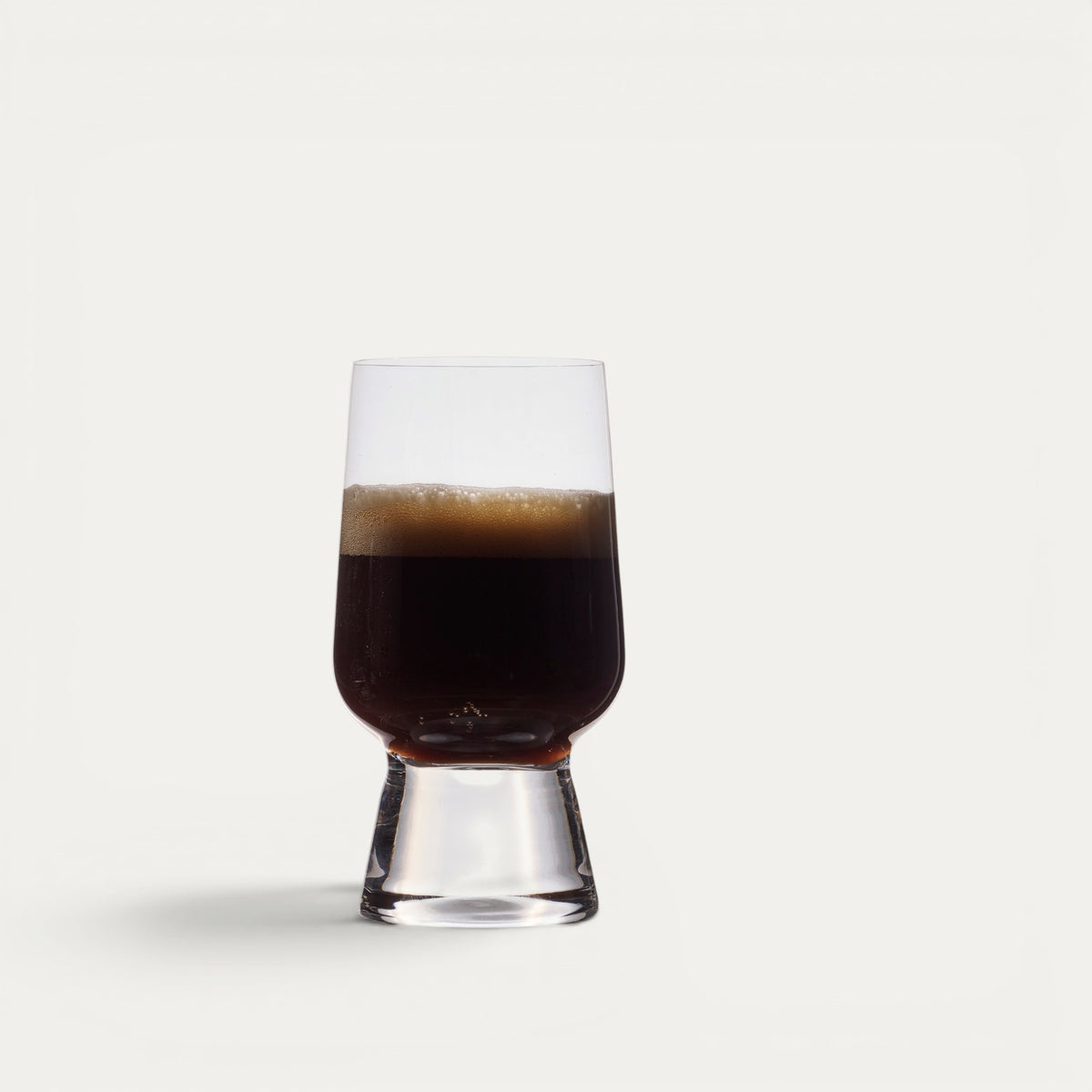 Tastingglas 250 ml, gefüllt mit dunklem Bier