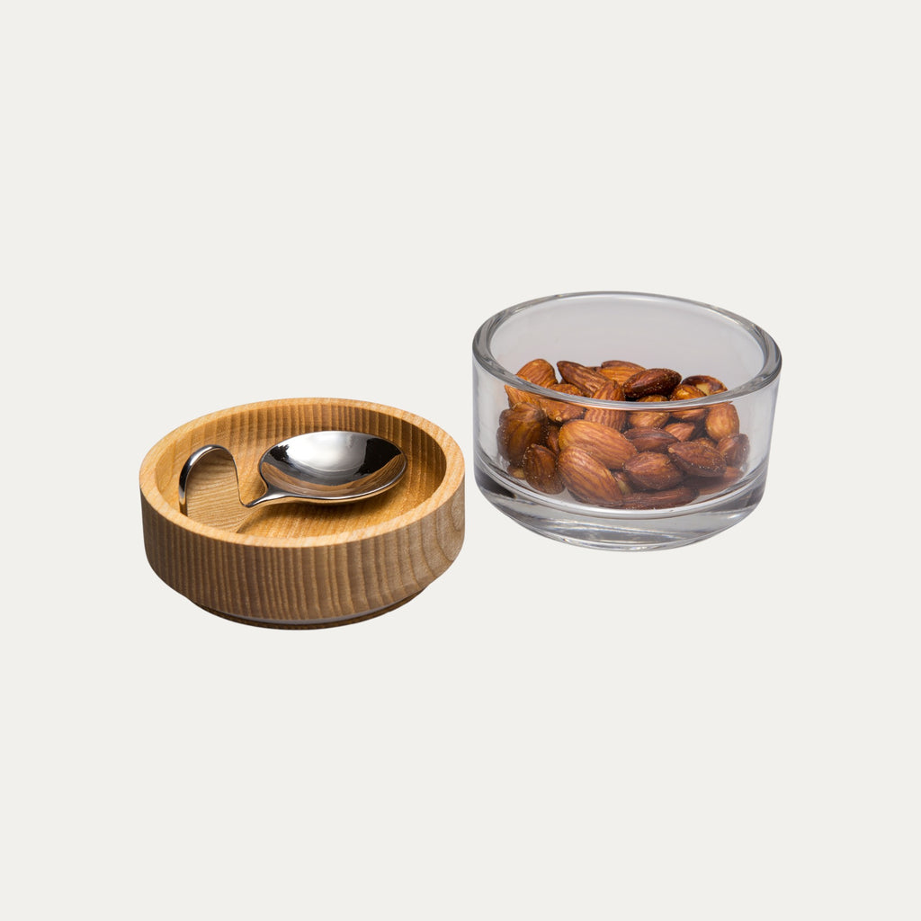 Geöffnete Glasdose aus Klarglas, Holzdeckel daneben