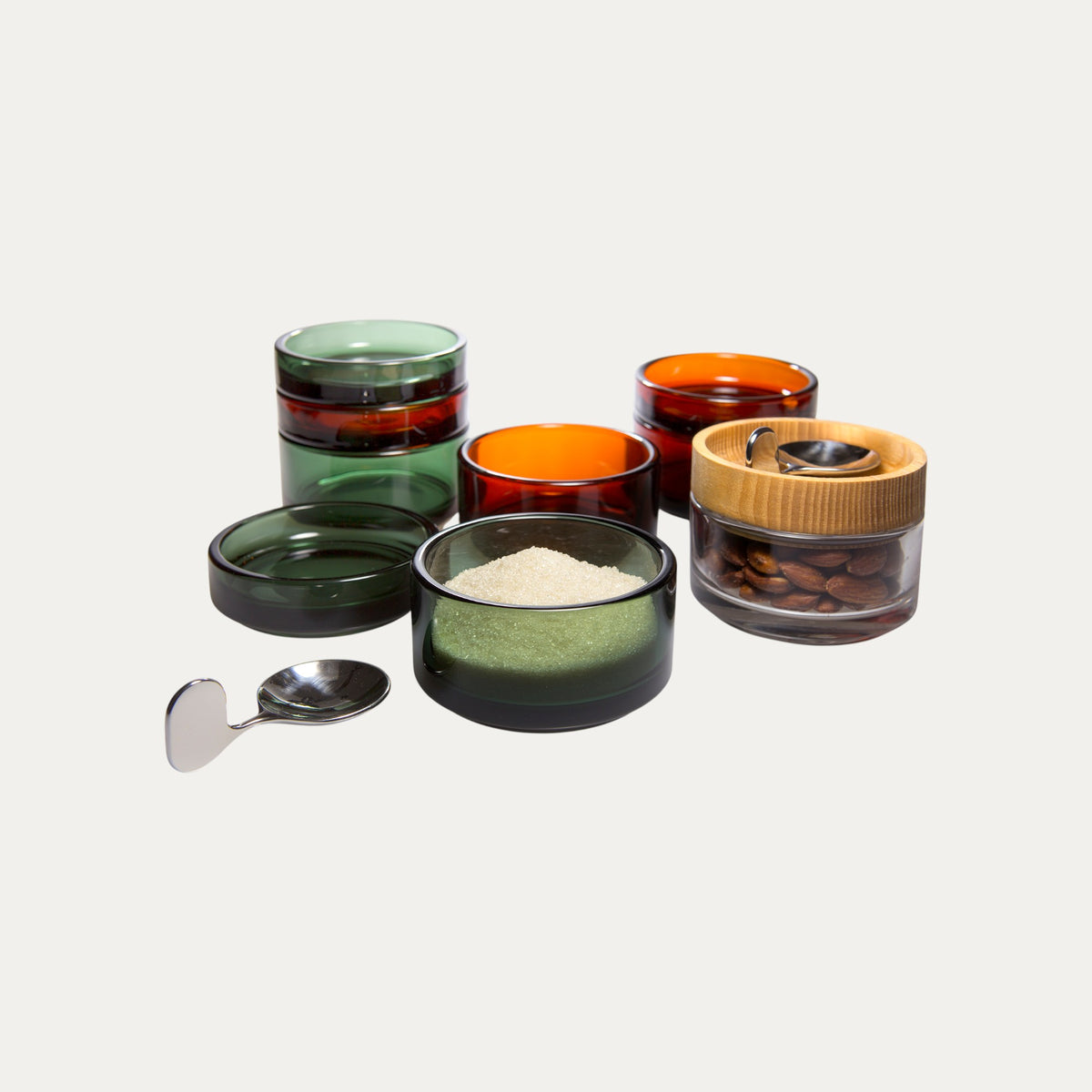 Gestapelte Glasdosen in Amber, Deep Emerald und Klarglas