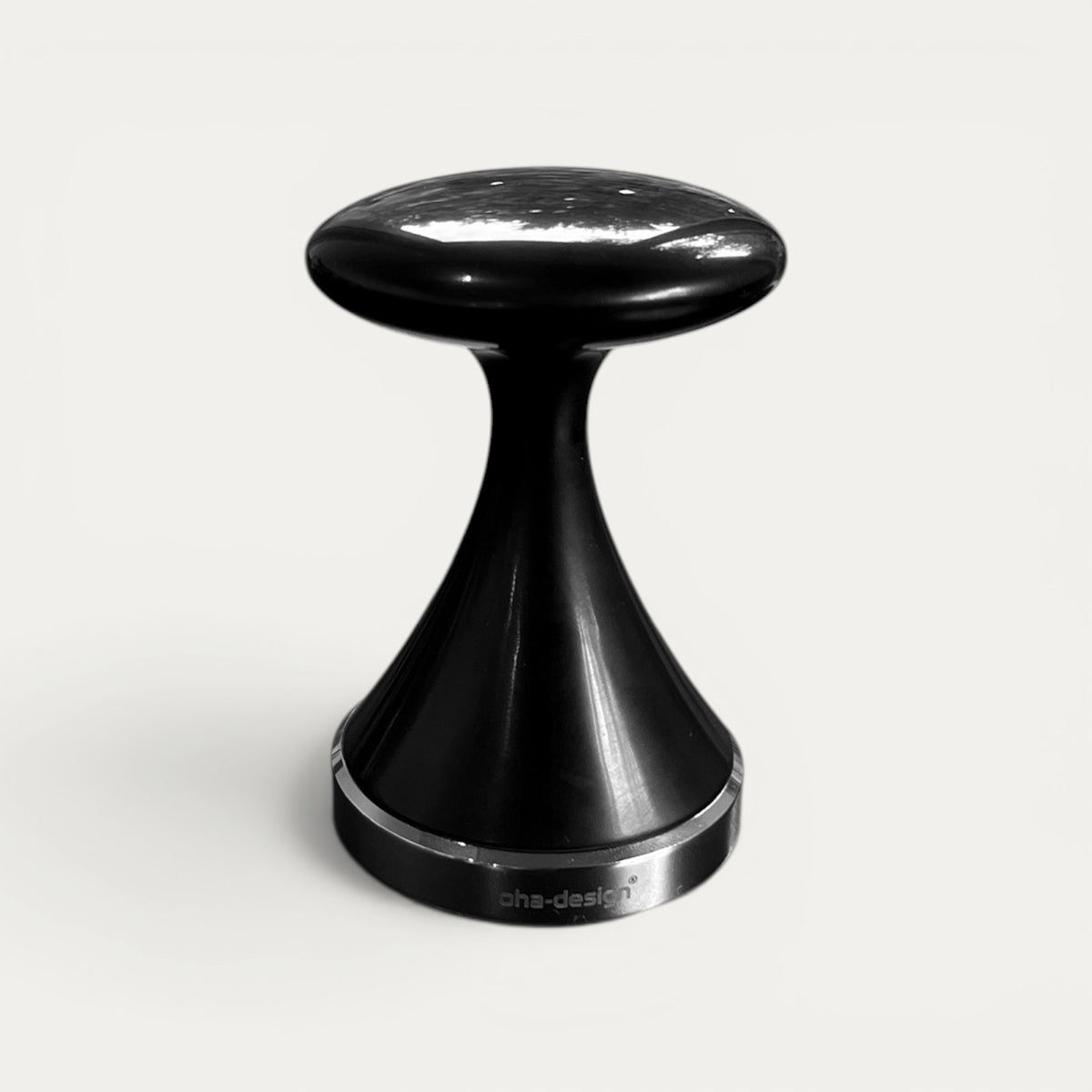 Espresso-Tamper dotto No.2 mit schwarzem Griff in der Frontansicht