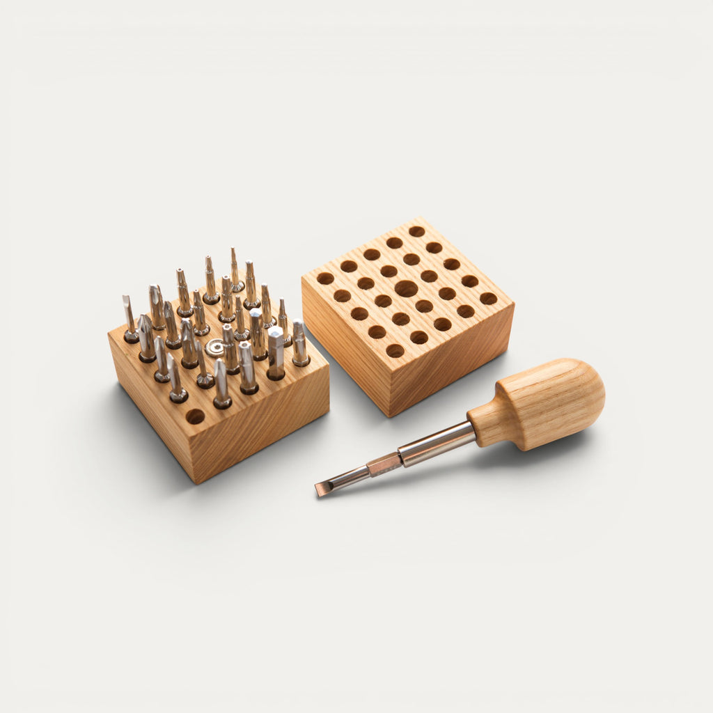 bitSpot cube50c geöffnet: verchromte 50-mm-Bits im Deckel, daneben der Bithalter